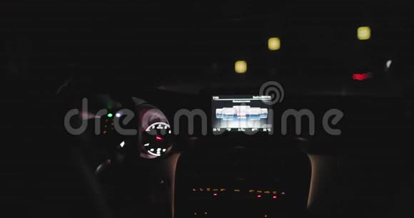 开着一辆车在冬天的路上晚上在里面看视频的预览图