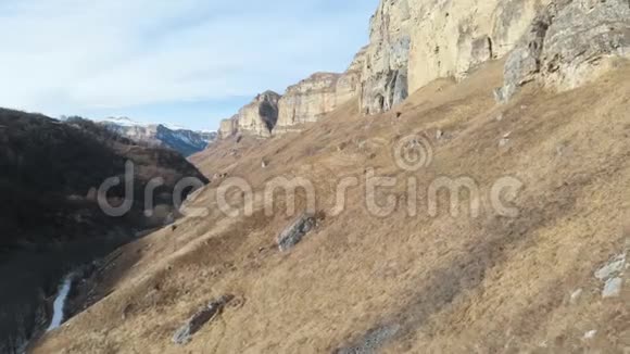 高加索峡谷岩壁运动鸟瞰图离岩石很近视频的预览图