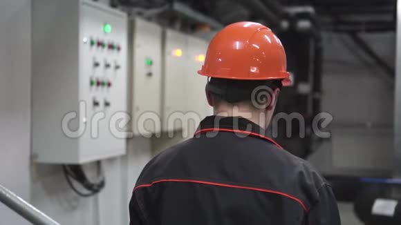 一位年轻的工程师在技术室在工厂里视频的预览图