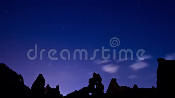 土耳其卡帕多西亚有星星的夜景时光流逝视频的预览图