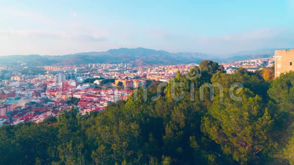西班牙彩色马拉加市全景从城堡4k时间间隔视频的预览图