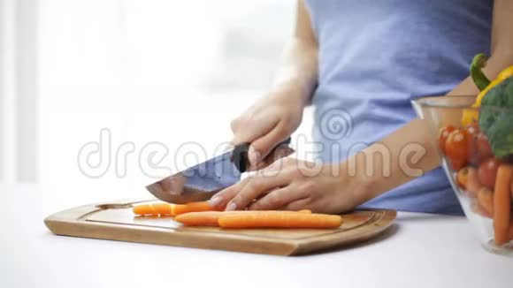 少妇在家里切胡萝卜视频的预览图