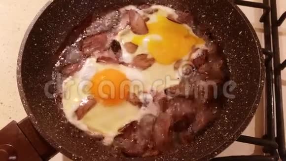 煎锅里的鸡蛋和肉视频的预览图