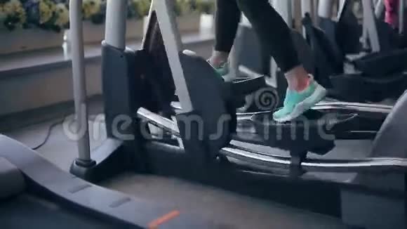 在健身房锻炼的女人在绞刑机上视频的预览图