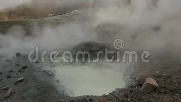 穆特诺夫斯基火山口泥浆浴视频的预览图