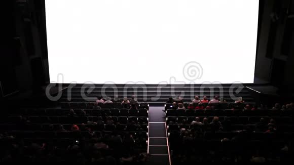 电影院里的空屏幕大镜头准备添加你的视频视频的预览图