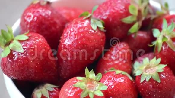 新鲜成熟多汁的草莓旋转视频的预览图