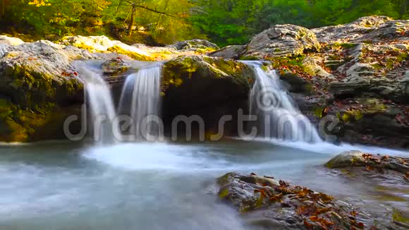 秋天在这美丽的山景中一条河流流过岩石视频的预览图