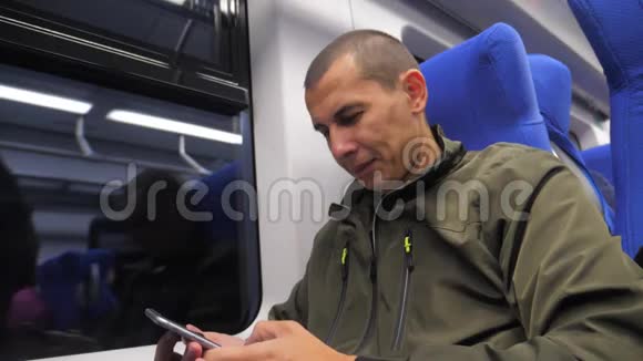 旅客不明中年男子智能手机在地铁写短信给社交媒体信使慢动作视频男人视频的预览图