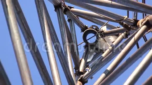 风力涡轮机钢三角塔的缩放从下面看4K超高清超高清视频的预览图
