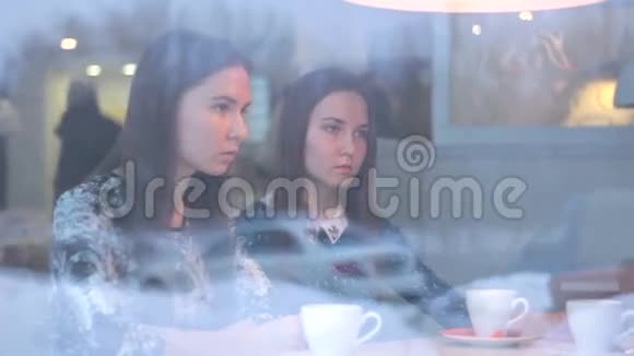 双胞胎在咖啡馆里和朋友聊天视频的预览图