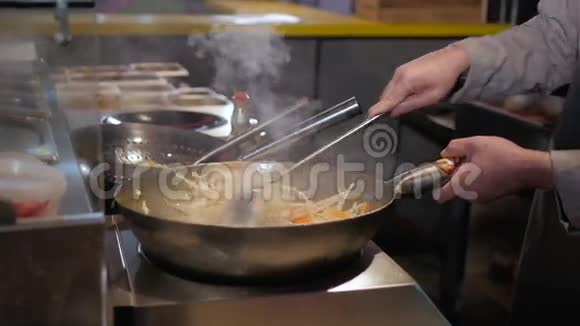 炸锅炒菜厨师商业厨房烹饪视频的预览图