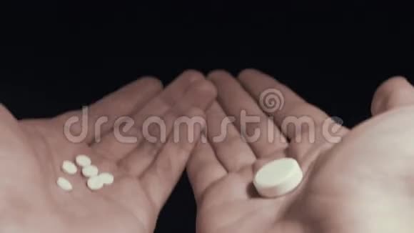 一个人在几颗小药丸和一颗大药丸之间选择把它们全吃了视频的预览图