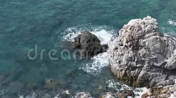极端波浪和岩石海岸视频的预览图