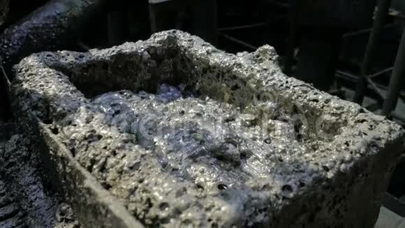 铜加工厂内部的水与矿石气泡混合富集铜矿石视频的预览图
