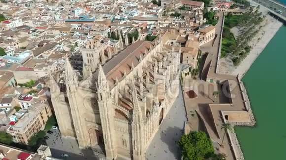 空中无人机视频片段西班牙马洛卡著名大教堂视频的预览图