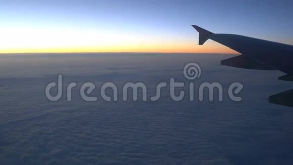 日出时飞机的机翼视频的预览图