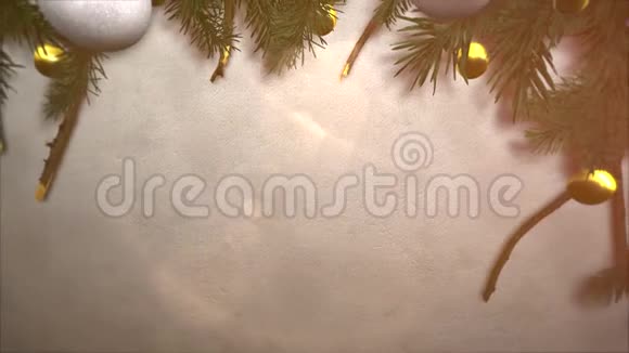 动画特写快乐假期文字白色和黄色球绿色圣诞树枝在雪地背景视频的预览图