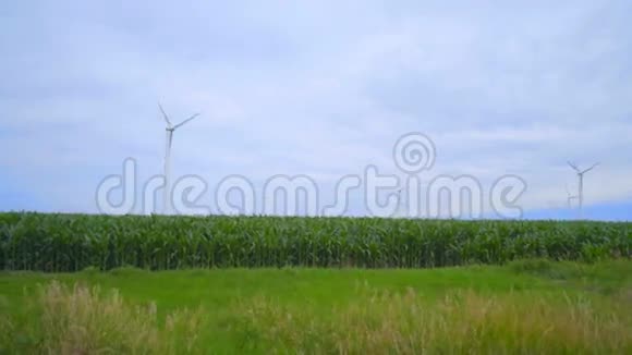 风力涡轮机农场在绿色的领域草地风力涡轮机景观视频的预览图