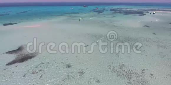 在埃及风筝冲浪很多人从空中拍摄4K视频视频的预览图