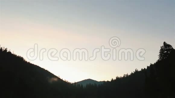 傍晚日落时雾山和多云天空的奇观山清水秀视频的预览图