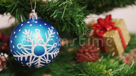 装饰圣诞树蓝球重点视频的预览图