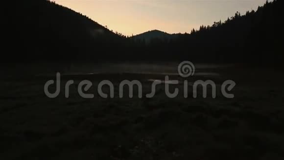傍晚日落时雾山和多云天空的奇观山清水秀视频的预览图