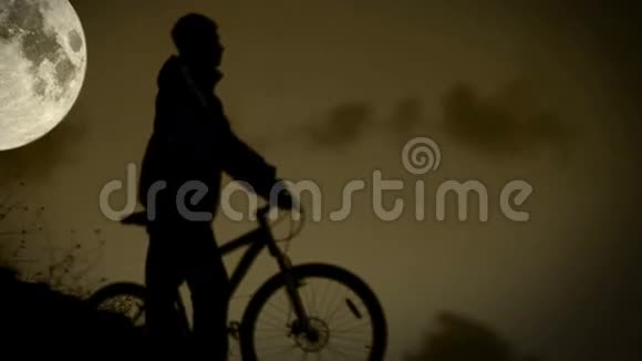 夜间月光下骑自行车的活跃的骑自行车者视频的预览图