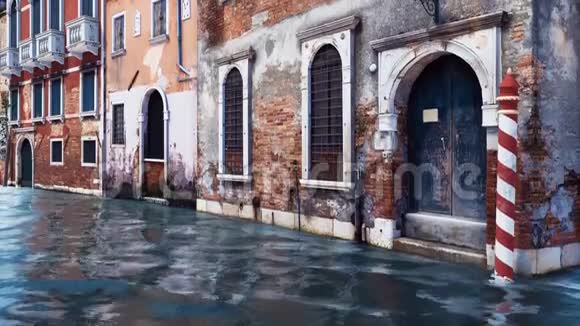 运河沿线古老的威尼斯建筑视频的预览图