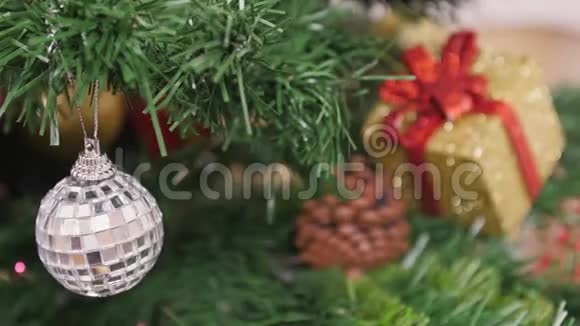 装饰圣诞树镜球重点视频的预览图
