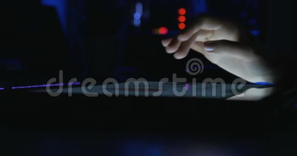 双手在模糊背景下的大触摸屏设备上浏览互联网视频的预览图