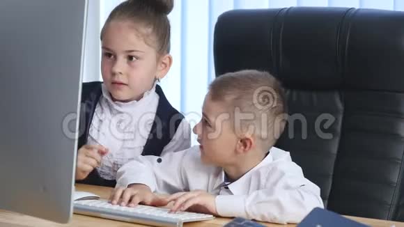 穿西装的孩子在办公室工作视频的预览图