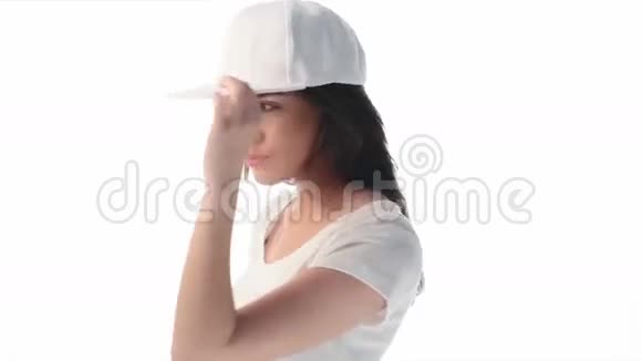 戴棒球帽和衬衫的年轻美女视频的预览图
