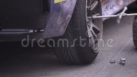 驾驶赛车换轮胎的机械师视频的预览图
