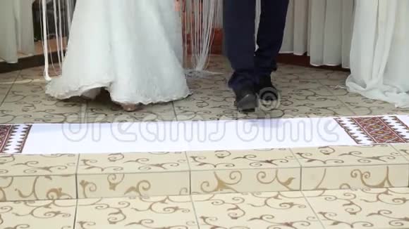 新郎手拿一片传统的婚礼圆片视频的预览图