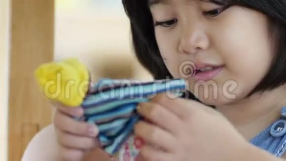 小亚洲女孩玩娃娃视频的预览图