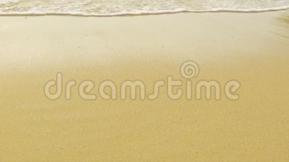 水泡沫覆盖干净的沙子视频的预览图
