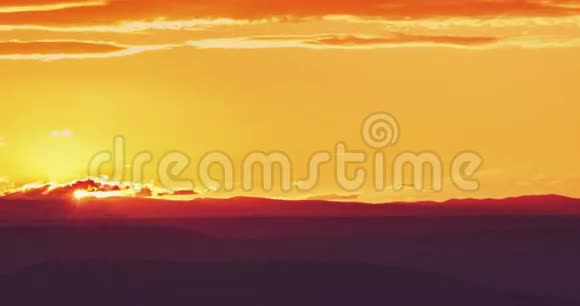 夕阳的景象伴随着夕阳的落山与云的背景时间的流逝温暖多彩的天空伴着柔和的云视频的预览图