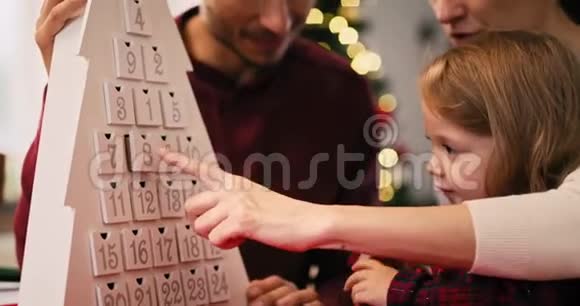 在圣诞节带孩子的家人视频的预览图