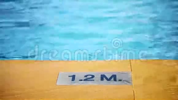 12M游泳池边缘的深度标记游泳池深度的描述游泳池深度标志视频的预览图
