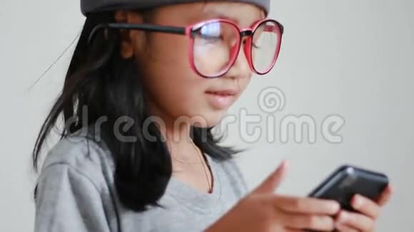 使用移动智能手机近距离拍摄亚洲小女孩视频的预览图