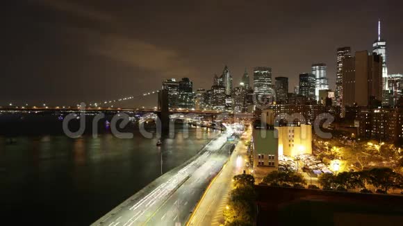 从纽约经过4公里的时间后城市交通街道上的夜间灯光视频的预览图