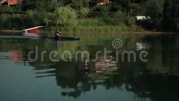 湖中乡村皮划艇的皮划艇运动员视频的预览图