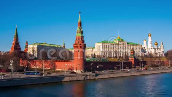 莫斯科河岸克里姆林宫建筑群的阳光景观视频的预览图