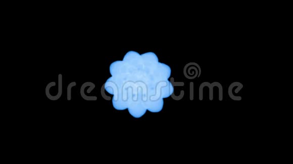 荧光蓝墨水或烟雾形成恒星在黑色上缓慢地分离蓝色颜料在水中扩散使用墨水视频的预览图