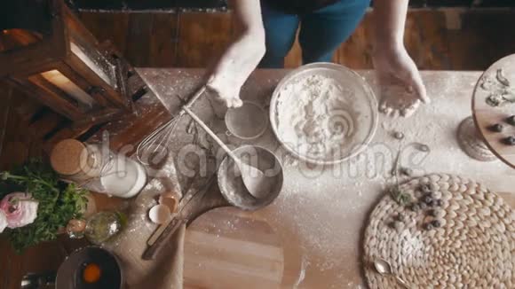木质背景上用飞溅面粉的厨师手拍视频的预览图