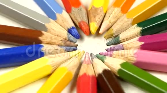 一束彩色铅笔在白色上旋转关闭视频的预览图