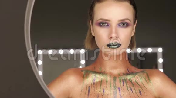 时尚的绿色嘴唇和特写张开嘴编造概念吻视频的预览图