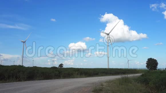 美丽自然的风力发电场蓝天黑地发电视频的预览图