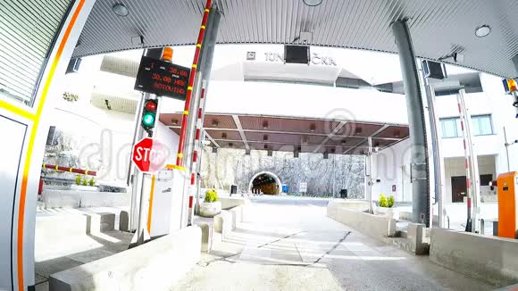 快速汽车通过隧道克罗地亚视频的预览图